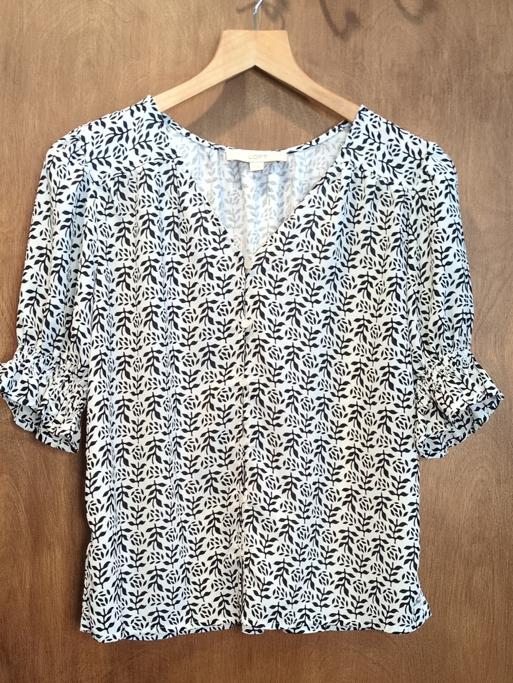 LOFT Black & White Leaf-Print V-Neck Blouse Size XS
